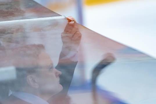 s tränare Stephan Lundh håller i plexiglaset ovan för sig