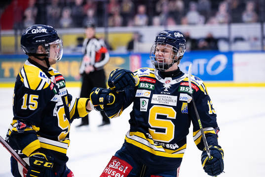 Södertäljes Albert Sjöberg jublar med Oscar Von Sivers