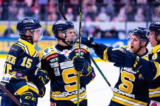 Södertäljes Albert Sjöberg jublar med  Oscar Von Sivers