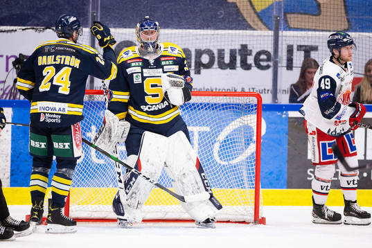 Södertäljes Jacob Dahlström och målvakt Jussi Rynnäs