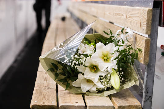 Blommor på i båset innan ishockeymatchen i SHL mellan