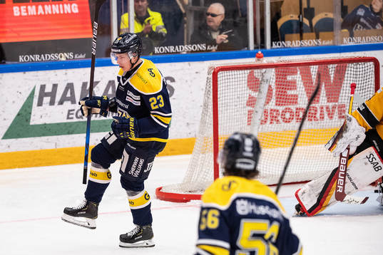 s Arttu Ilomäki jublar