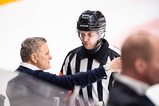 s tränare Stephan Lundh i samtal med Domare Patric