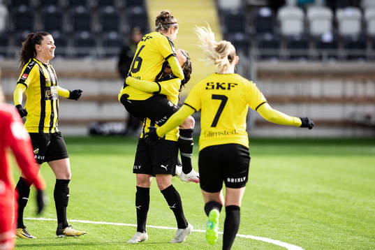 Häckens Julia Zigiotti Olme jublar med Filippa Angeldahl efter 2-1