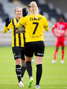 Häckens Stina Blackstenius jublar efter 5-1 ihop med mötande Filippa Angeldahl