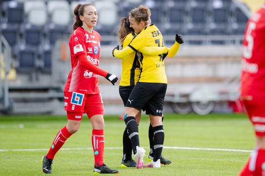 Häckens Filippa Angeldal jublar med Johanna Rytting Kaneryd efter 4-1