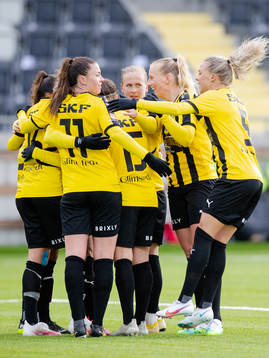 Häckens Filippa Angeldahl jublar med lagkamrater efter 4-1