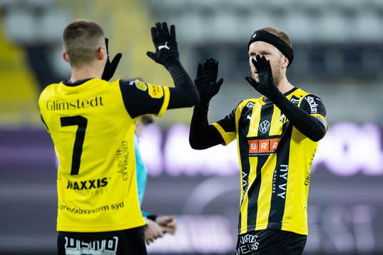 Häckens Rasmus Lindgren jublar med Leo Bengtsson efter 1-1