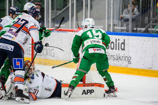 Rögles Simon Ryfors oroar framför Växjös målvakt Erik