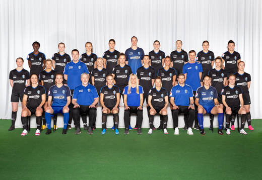  Violah Nambi, Hilda Gahnsby Dahl, Signe Holt Andersen, Mimmi Strömgren, Vera Varis, Emilie Henriksen, Elma Smajic, Andrea Mist Palsdottir, Madeline Gotta. Mittenledet från vänster: Emma Jeppson, Amanda Johnsson Haahr, lagledare Ronny Johansson, Emma Pennsäter, Elin Nilsson, Nellie Karlsson, Ena Mujdzic, fystränare Kjell Svensson, Elin Karlsson, Tilde Johansson. Sittande från vänster: Shannon Woeller, Lisa Karlsson, målvaktstränare Tonny Johansson, Stina Lennartsson, huvudtränare Maria Nilsson, Emmi Alanen, assisterande tränare Stefan Karlsson, Katlynn Fraine, Alexandra Jonasson.