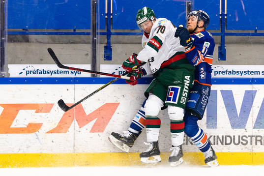 Frölundas Christoffer Ehn tacklar Växjös Ilari Melart