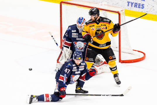 Linköpings Anton Karlsson täcker skott framför målvakt