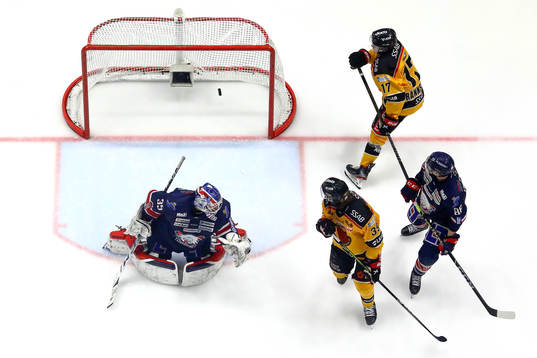 Mål av Luleå förbi Linköpings målvakt Niklas Lundström