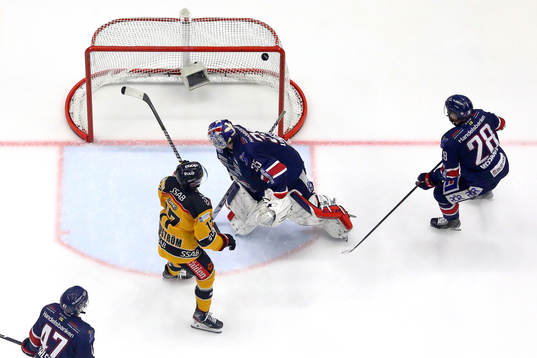 Mål av Luleå förbi Linköpings målvakt Niklas Lundström