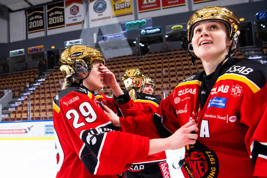 Luleås Emma Nordin och Johanna Fällman jublar