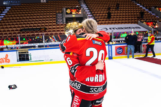 Luleås Michela Cava och Emma Nordin jublar