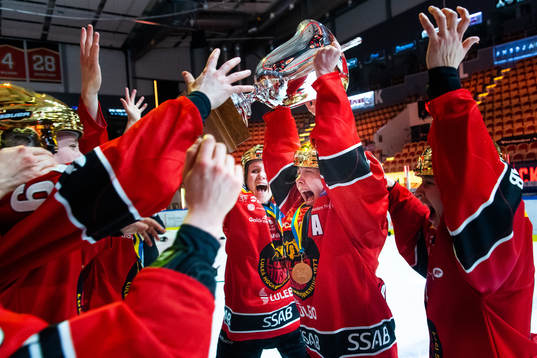 Luleås Emma Nordin, Ida Boman och Jenni Hiirikoski jublar