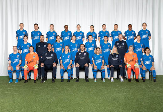  Elin Rombing, Loreta Kullashi, Cajsa Åkerberg, Ngozi Sonia Okobi-Okeoghene, Fiona, Eriksson, Johanna Renmark, Fanny Andersson, Amanda Nildén, Halimatu Ayinde, Emma Engström. Mittenledet från vänster: Linn Vickius, materialförvaltare Anders Blomstrand, Anna Oscarsson, Emma Östlund, Elise Stenevik, Felicia Rogic, assisterande tränare Kent Nyström, Kaisa Collin. Sittande från vänster: Vaila Barsley, Emelie Lundberg, assisterande tränare Fredrik Bernhardsson, Matilda Plan, manager Magnus Karlsson, Felicia Saving, fysioterapeut Annica Barsley, Emma Holmgren, Elena Aristodemou.