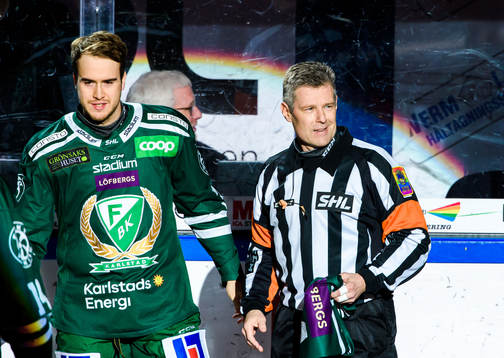 Färjestads Michael Lindqvist tackar av Domare Wolmer