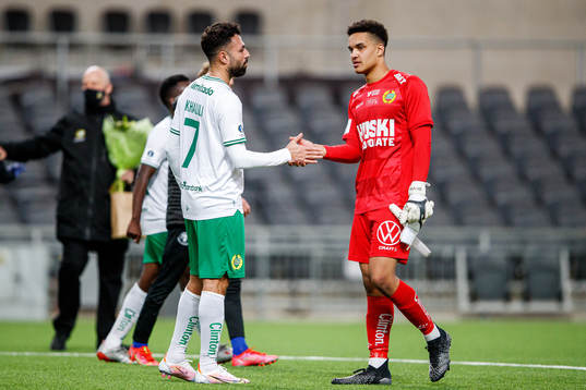 Hammarbys Imad Khalili och målvakt Oliver Dovin jublar