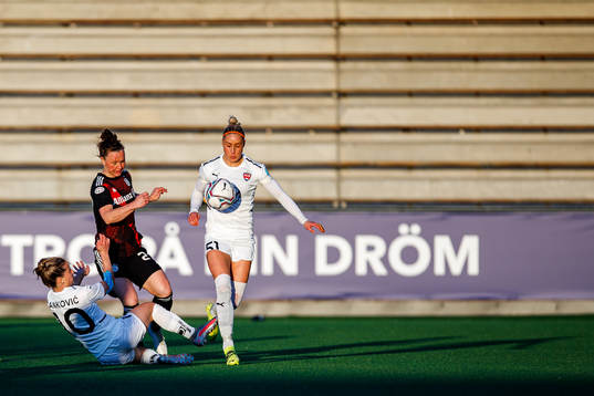 Marina Hegering of Bayern Munich against Jelena Cankovic
