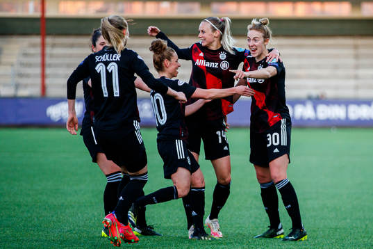 Lea Schüller, Linda Ballmann , Amanda Ilestedt and Carolin
