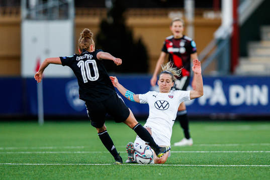 Linda Ballmann of Bayern Munich and Jelena Cankovic of