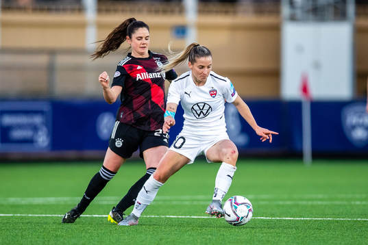 Sarah Zadrazil of Bayern Munich and Jelena Cankovic of