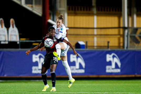 Viviane Asseyi of Bayern Munich and Emma Berglund of