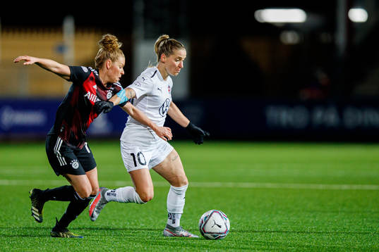 Linda Ballmann of Bayern Munich and Jelena Cankovic of