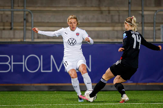 Mimmi Larsson of Rosengård and Amanda Ilestedt of Bayern