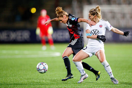 Linda Ballmann of Bayern Munich and Jelena Cankovic of