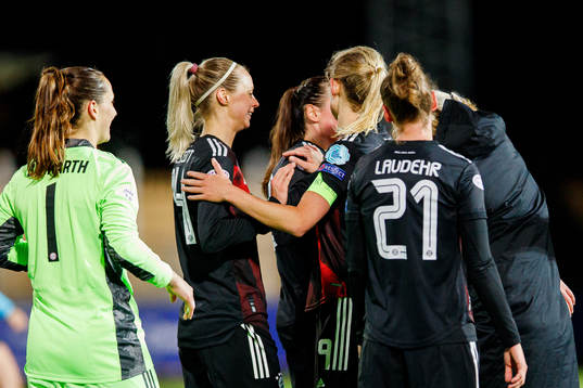 Amanda Ilestedt of Bayern Munich celebrates