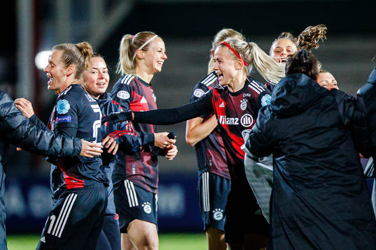 Amanda Ilestedt and Hanna Glas of Bayern Munich celebrates