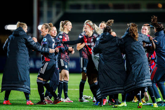 Amanda Ilestedt and Hanna Glas of Bayern Munich celebrates