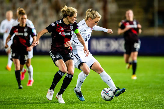 Carina Wenninger of Bayern Munich and Mimmi Larsson of