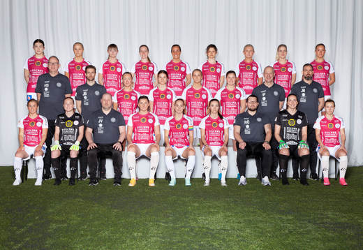  Clara Leffler, Hanna Gunnarsson, Angelina Thoreson, Beatrice Gärds, Hanna Persson, Thea Barkfeldt, Ellen Toivio, Isabella Mattsson, Moa Öhman. Mittenledet från vänster: lagledare Håkan Sandberg, fystränare Jonatan Berg, Jennifer Askebrand, Julia Ragnarsson, Ella Gunnarsson, Ellen Arbman Hansing, mental coach Ingemar Persson, målvakstränare Jonas Bylund. Sittande från vänster: Ida Strömblad, Isabelle Granlund, huvudtränare Jonas Valfridsson, Sofia From, Agnes Nyberg, Agnes Dahlström, ass. tränare, Rikard Östergren, Lina Lundqvist, Marika Begman Lundin.