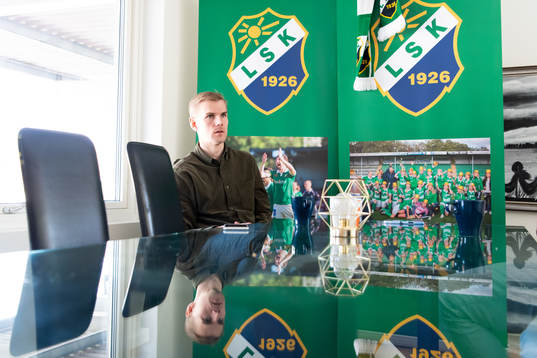 Ljungskiles tränare Erik Lund blir intervjuad