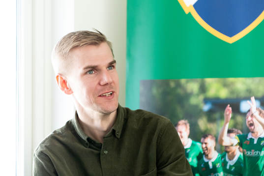 Ljungskiles tränare Erik Lund blir intervjuad