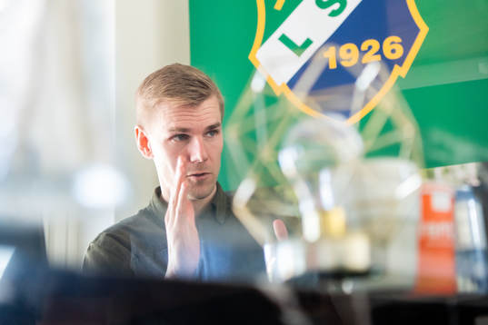 Ljungskiles tränare Erik Lund blir intervjuad