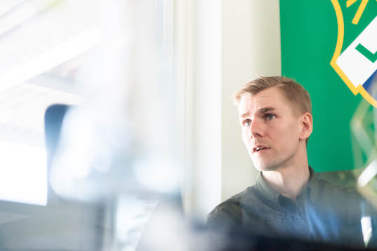 Ljungskiles tränare Erik Lund blir intervjuad