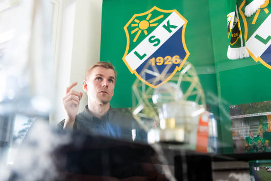 Ljungskiles tränare Erik Lund blir intervjuad