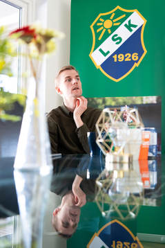 Ljungskiles tränare Erik Lund blir intervjuad