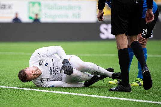 Halmstads målvakt Malkolm Nilsson Säfqvist har ont