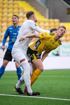 Halmstads målvakt Malkolm Nilsson Säfqvist trampar snett