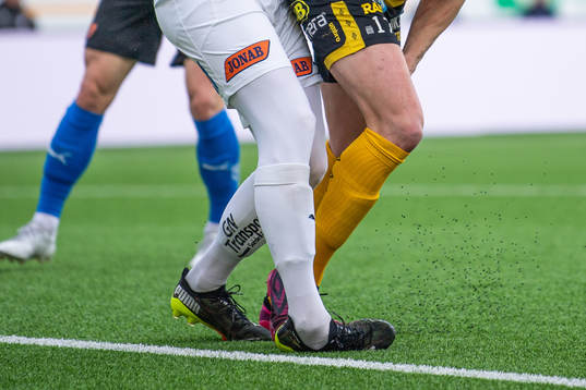 Halmstads målvakt Malkolm Nilsson Säfqvist trampar snett