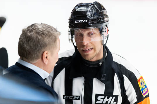 s tränare Stephan Lundh och domare Andreas Harnebring