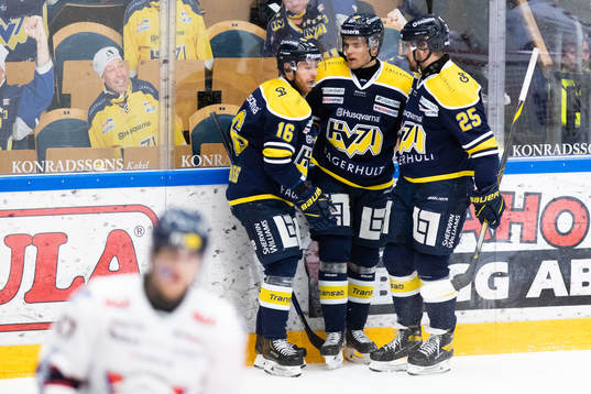 s Filip Sandberg, Anton Wedin och Axel Holmström jublar