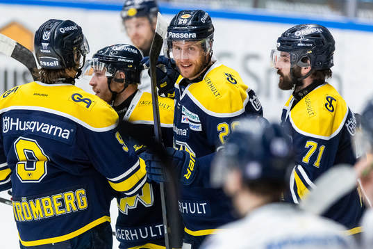 s Alexander Bergström jublar med lagkamrater