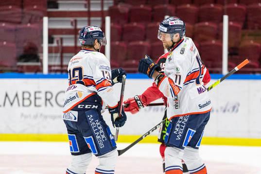 Växjös Jack Drury och Ilari Melart jublar